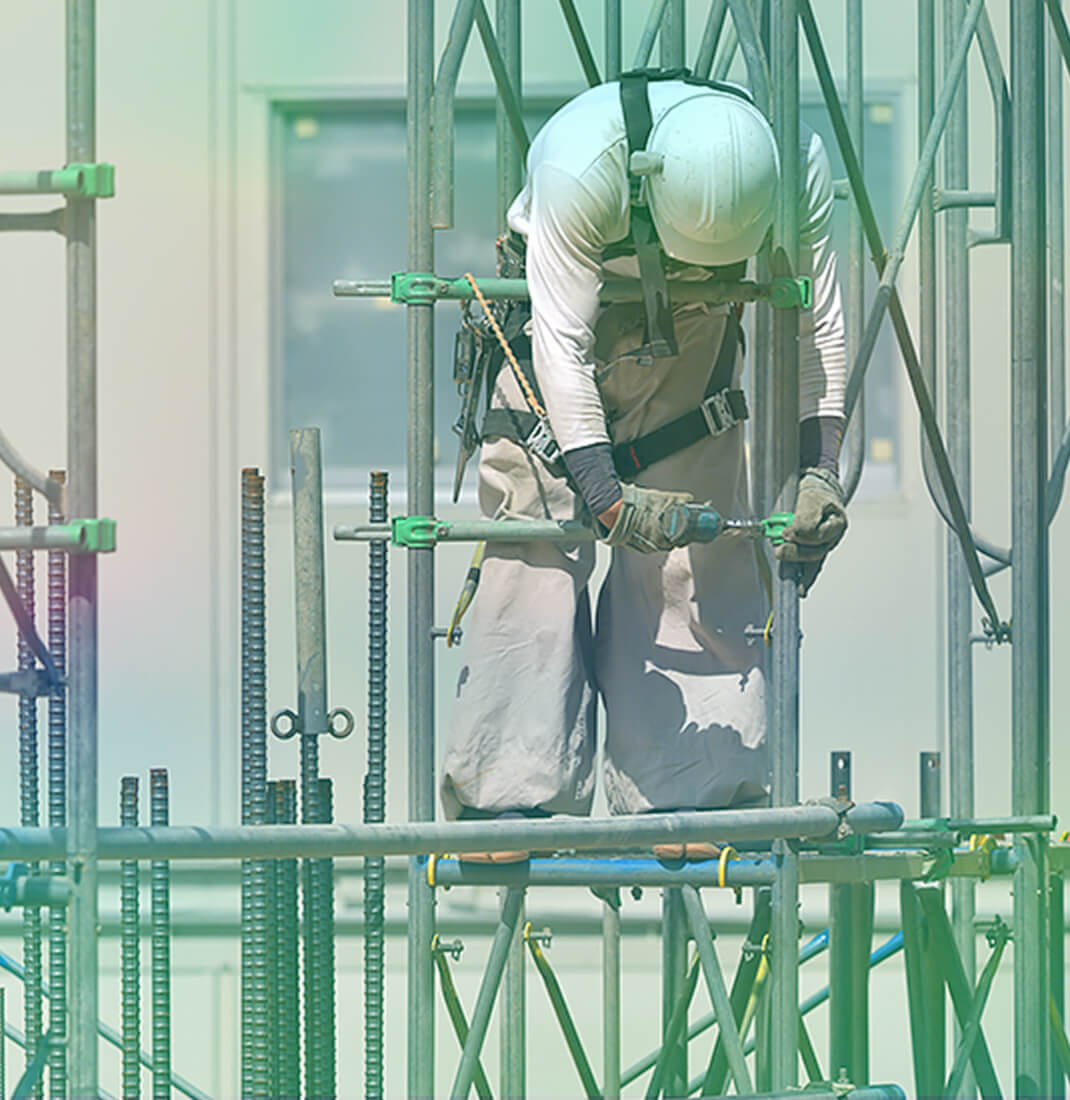 画像:鉄骨の上で作業するスタッフ