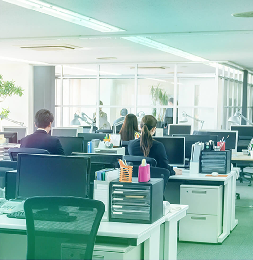 画像:オフィスでデスクワークをするスタッフ