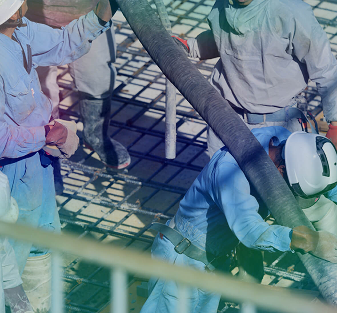 画像:セメントを入れる作業をするスタッフ